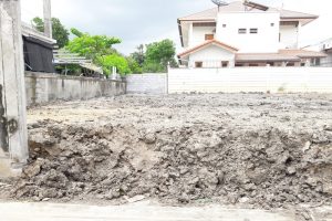 ด้านหน้าแปลงที่ดิน ถมดินเสร็จ สูงกว่าถนน 70 เซ็นติเมตร