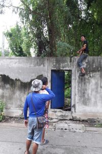ทุบกำแพง เพื่อเปิดทางเข้า แปลงถมที่ดิน