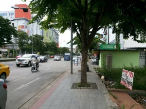 ถมดินติดถนน